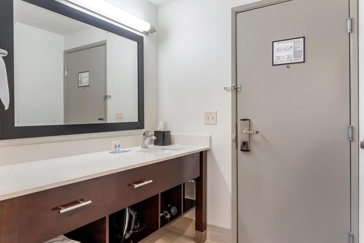 Comfort Inn & Suites Tigard Near Washington Square Экстерьер фото